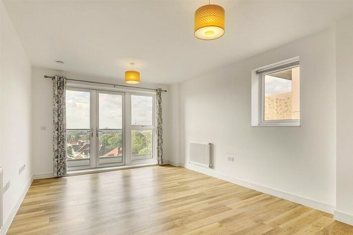 2 Bedroom Flat To Rent In Ridding Lane, Greenford, UB6