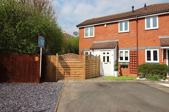 1 Bedroom Semi Detached House To Rent In Cotswold Way, Worcester Park, KT4