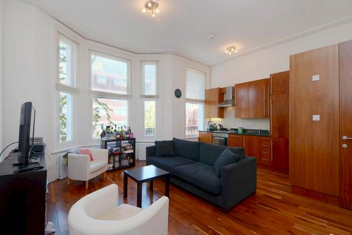 2 Bedroom Flat To Rent In Castletown Road, London, W14