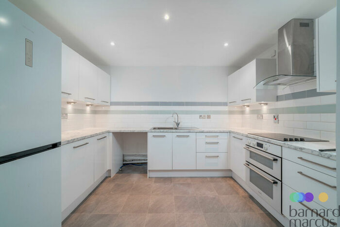 2 Bedroom Apartment To Rent In High Road, North Finchley, London, N12