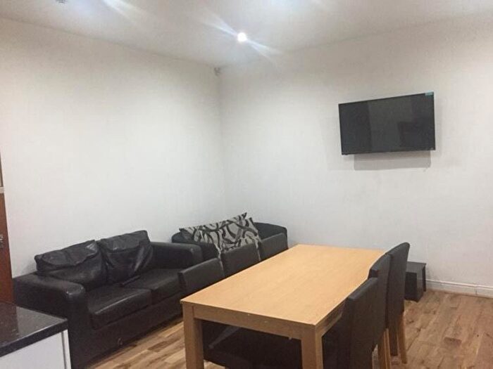 6 Bedroom Semi Detached House To Rent In Brudenell Mount, Leeds, LS6