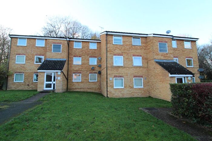 2 Bedroom Flat For Sale In Valley Green, Hemel Hempstead, Hertfordshire, HP2