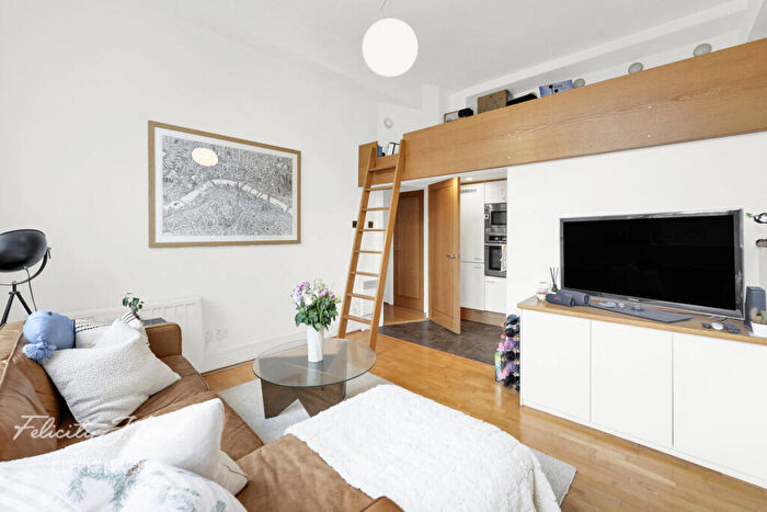 2 Bedroom Apartment For Sale In Rosebery Avenue, London, EC1R