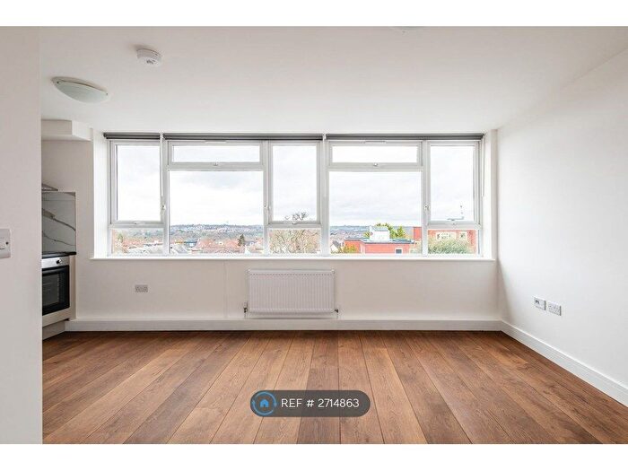 Studio To Rent In Ballards Lane, London, N3