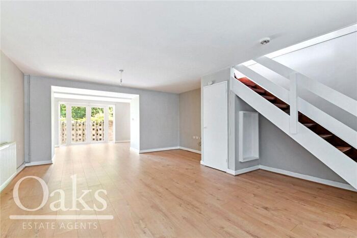 4 Bedroom Link Detached House To Rent In Crusader Gardens, East Croydon, CR0
