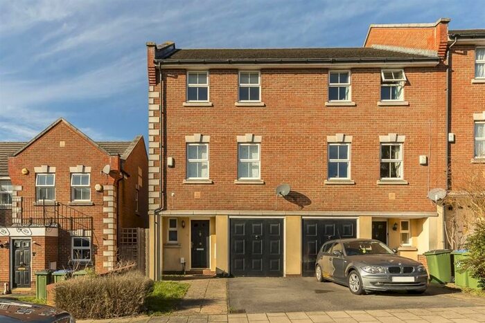 3 Bedroom Property To Rent In Barlow Drive, London, SE18