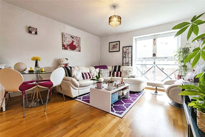 2 Bedroom Flat For Sale In Walsworth Road, Hitchin, Hertfordshire, SG4