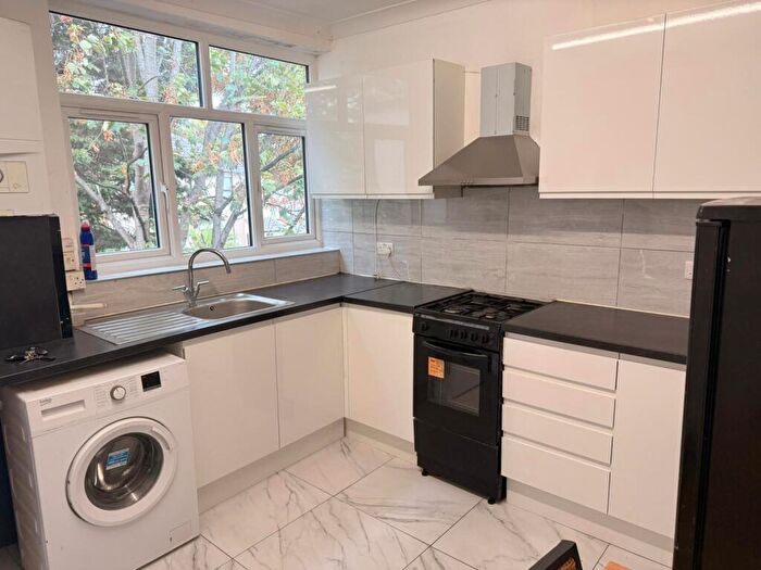 2 Bedroom Flat To Rent In Charlemont Road, Eastham, E6