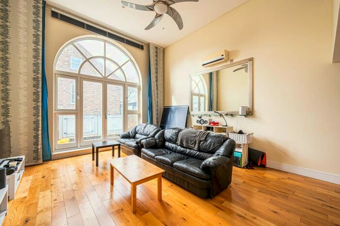 3 Bedroom Flat To Rent In Clare Lane, East Canonbury, London, N1