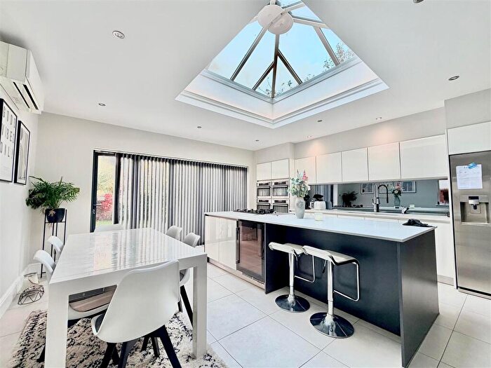 4 Bedroom Detached House To Rent In Hale Lane, London, NW7