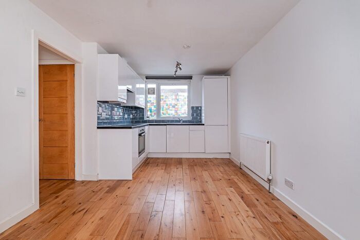 2 Bedroom Flat To Rent In Waverton Road, London, SW18