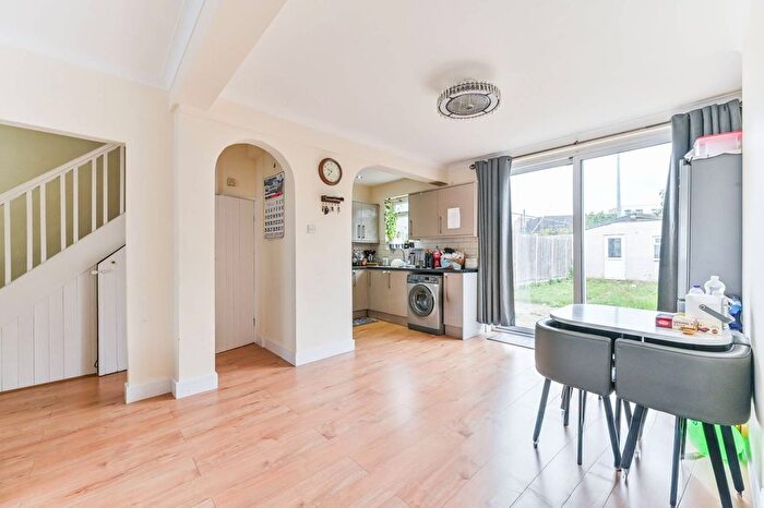 3 Bedroom End Of Terrace House To Rent In Mitcham Road, Croydon, CR0