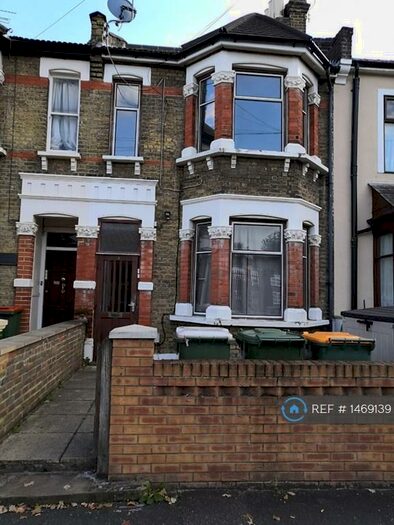 2 Bedroom Flat To Rent In First Floor, London, E7