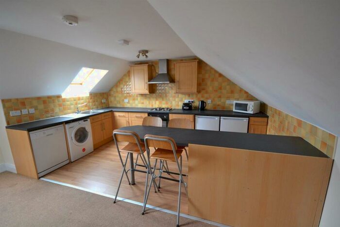 4 Bedroom Apartment To Rent In - Heaton Road, Newcastle Upon Tyne, NE6