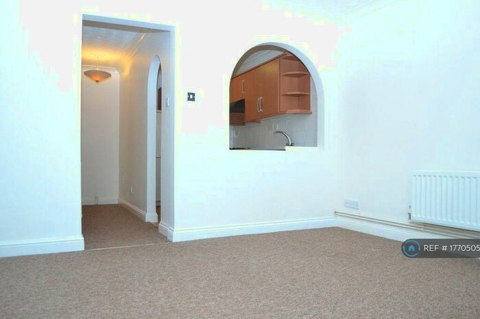 1 Bedroom Flat To Rent In Gordon Road, Newbury, RG14