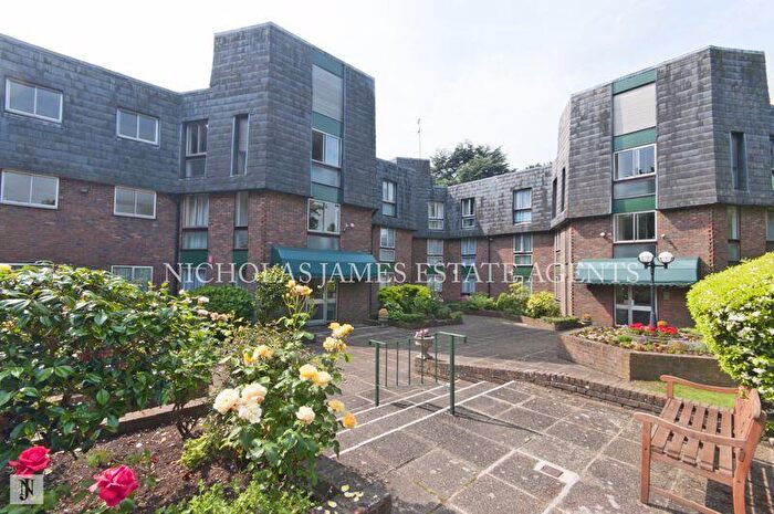 3 Bedroom Flat To Rent In Greenacre Walk, Southgate, London, N14