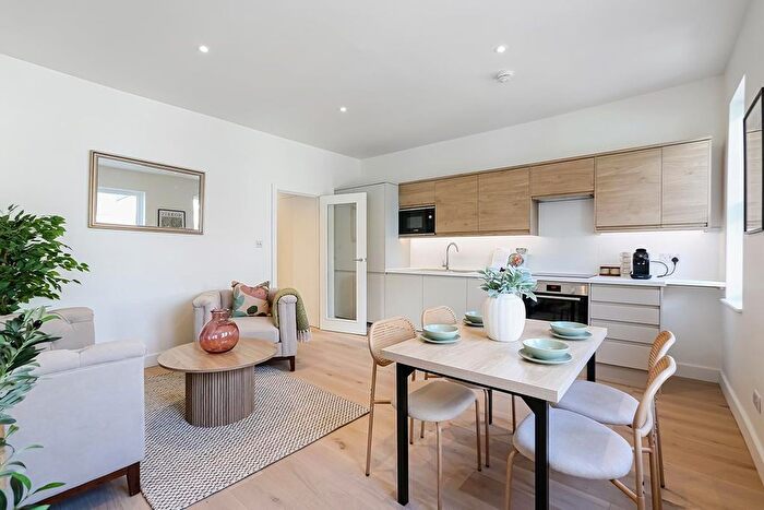 2 Bedroom Flat For Sale In Kingston Road, Raynes Park, London, SW20