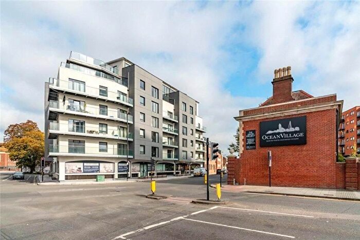 2 Bedroom Flat For Sale In Royal Crescent Road, Southampton, SO14