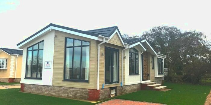 2 Bedroom Mobile/park Home For Sale In Manor Court Residential Park, Biggleswade, Bedfordshire, SG18
