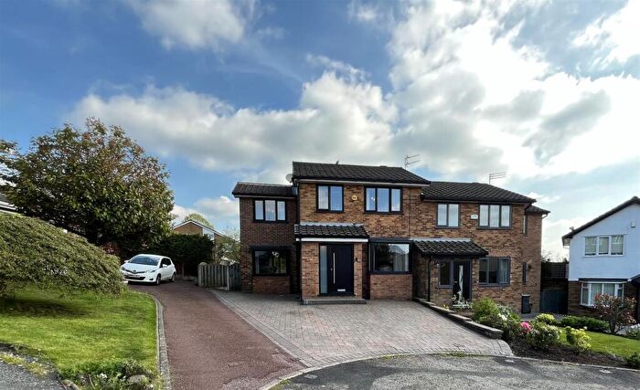 4 Bedroom Semi-Detached House For Sale In Oakcroft, Stalybridge, SK15