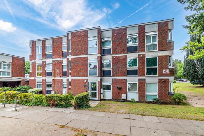 2 Bedroom Flat For Sale In Brantwood Gardens, West Byfleet, Surrey, KT14