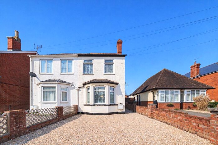 3 Bedroom Semi Detached House For Sale In Whitley Wood Lane, Reading, Berkshire, RG2