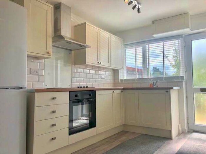 1 Bedroom Flat To Rent In Station Road, Ammanford, SA18