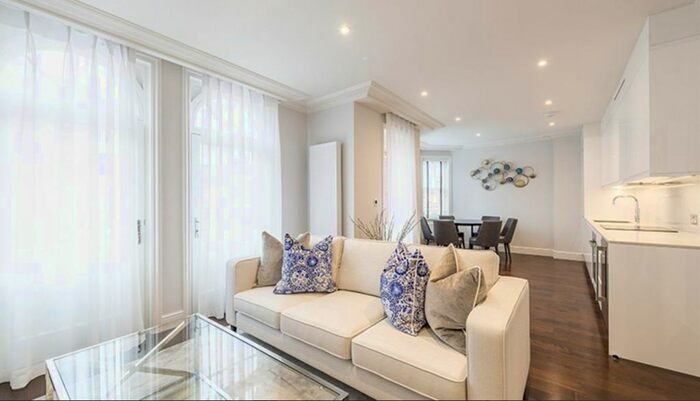 3 Bedroom Flat To Rent In Hamlet Gardens, Ravenscourt Park, London, W6