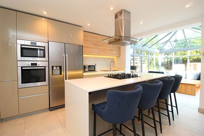 5 Bedroom Detached House To Rent In Kirkwood Gardens, Leeds, LS16
