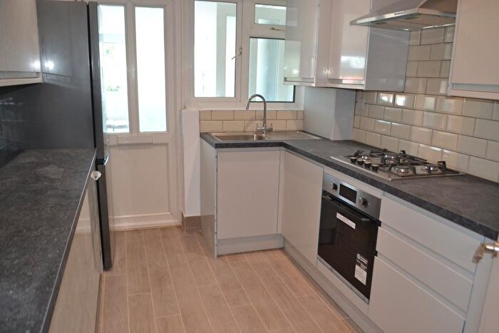 2 Bedroom Flat To Rent In Coombe Lane, Kingston, London, SW20