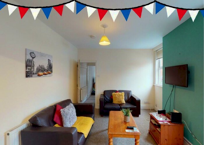 2 Bedroom End Of Terrace House To Rent In Scorer Street - Student House For /, LN5