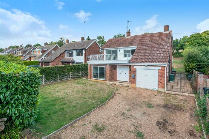4 Bedroom Property For Sale In Henley Street, Luddesdown, Gravesend, DA13