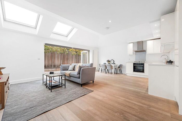2 Bedroom Flat For Sale In Byrne Road, SW12