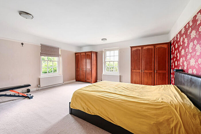 5 Bedroom Detached House For Sale In Silver Glades, Yateley, GU46