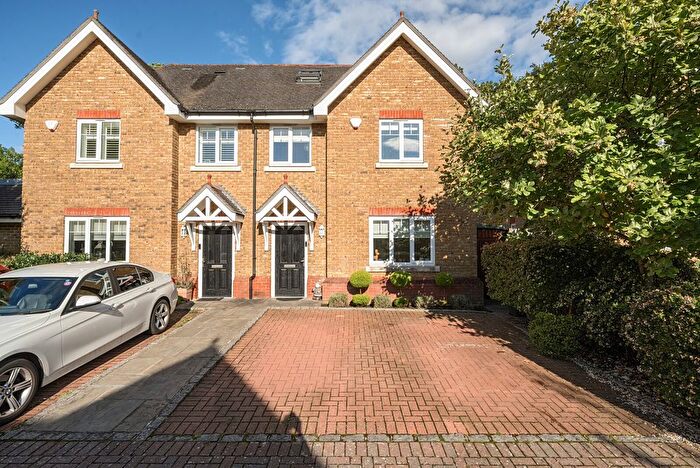 5 Bedroom Semi-Detached House For Sale In Oakhurst Close, Kingston Upon Thames, KT2