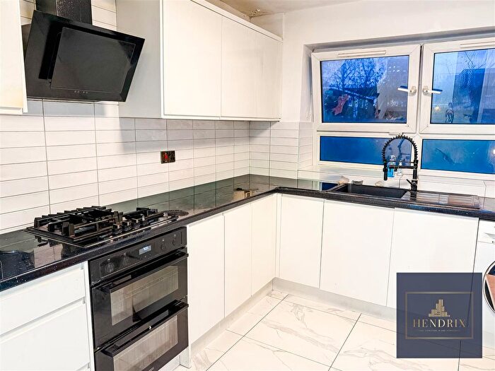 2 Bedroom Flat For Sale In Boundary Road, Barking, IG11
