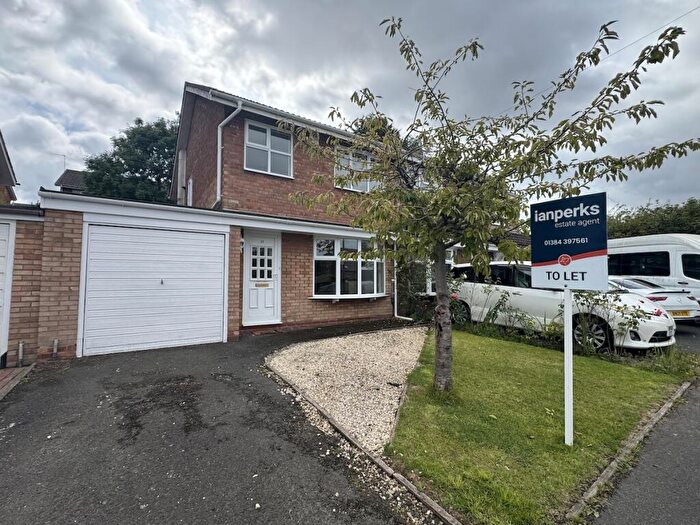 3 Bedroom Semi-Detached House To Rent In Wollescote - Radley Road, DY9