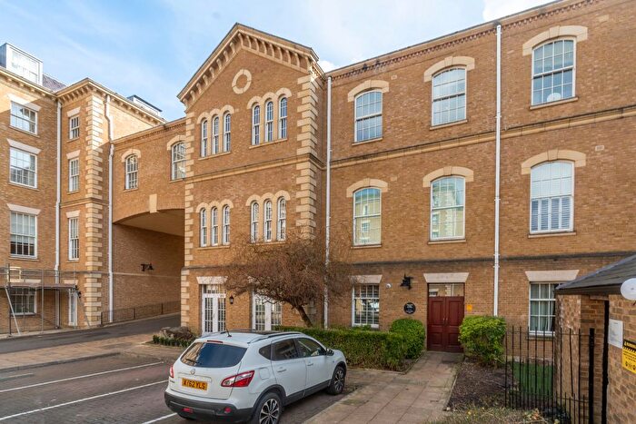 2 Bedroom Flat To Rent In Princess Park Manor, Royal Drive, London, N11