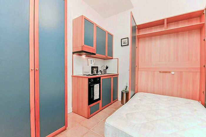 Studio To Rent In West Cromwell Road, Earls Court, London, SW5