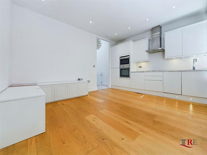 2 Bedroom Flat To Rent In Sandringham Road, London, NW2