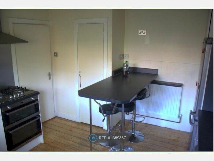 2 Bedroom Flat To Rent In Amesbury Avenue, London, SW2