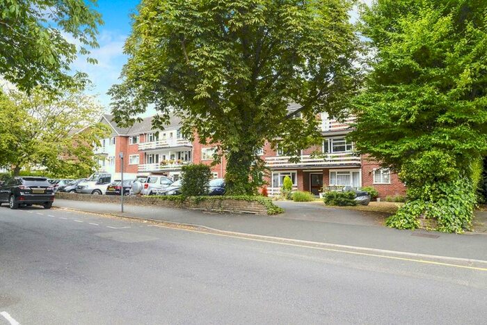 1 Bedroom Flat To Rent In Lovelace Gardens, Surbiton, KT6