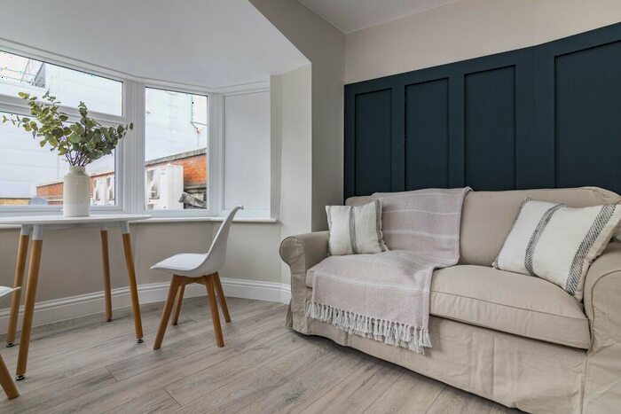 1 Bedroom Flat To Rent In Apartment Powell House - Bed, LN5