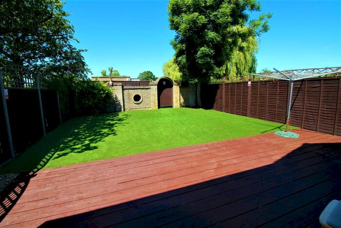 4 Bedroom Bungalow To Rent In Polehill Road, Hillingdon, Middlesex, UB10