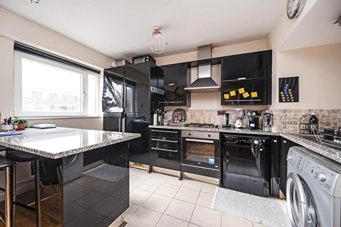 2 Bedroom Flat To Rent In Bryant Court, Whiston Road, Haggerston, London, E2