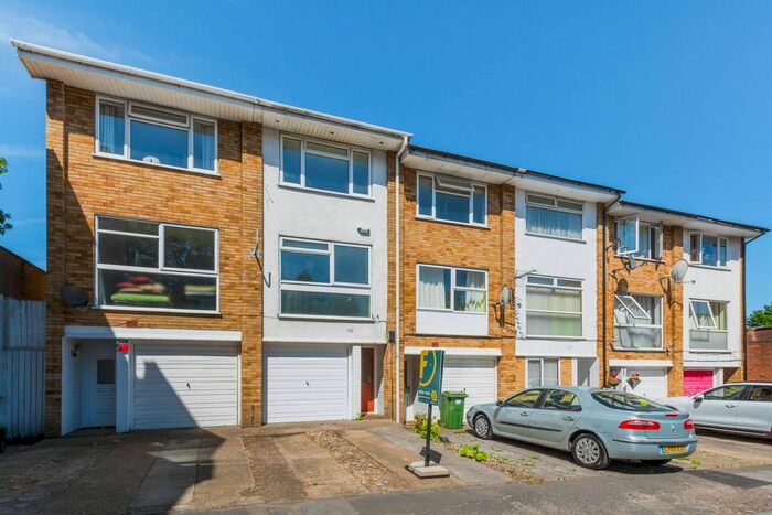 3 Bedroom Property To Rent In Snakes Lane East, Woodford, Woodford Green IG8