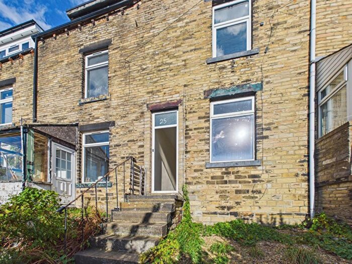 3 Bedroom Terraced House For Sale In Airedale College Mount, Bradford, BD3