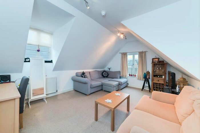 1 Bedroom Flat To Rent In Flat The Gables, Fasset Road KT1