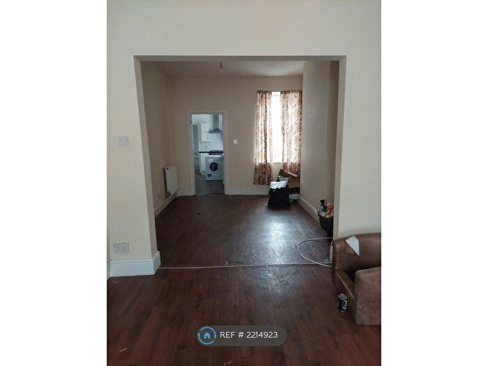 3 Bedroom Semi-Detached House To Rent In Duke Street, Grimsby, DN32