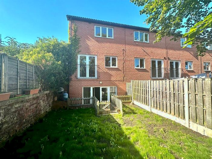 3 Bedroom Property To Rent In Alney Place, Sheffield, S6